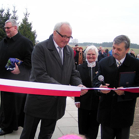Wicewojewoda zachodniopomorski Mi�ko otwiera �wietlic� w Dobropolu