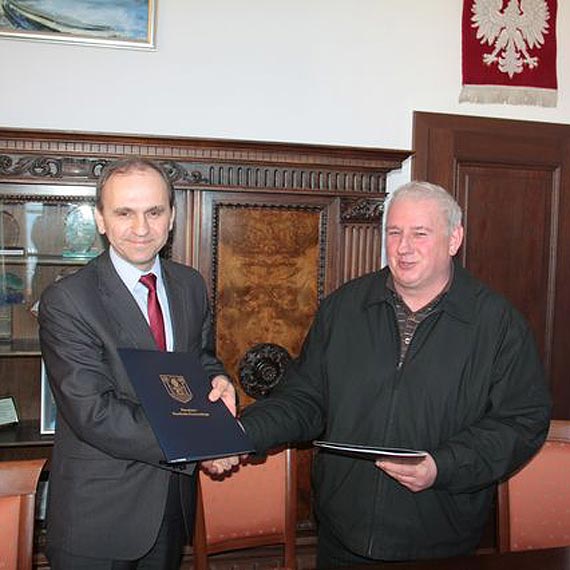 Podpisanie umowy na przebudowę boiska piłkarskiego i zespołu kortów tenisowych w Kamieniu