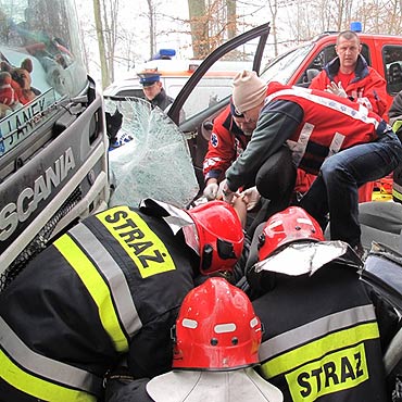 Gro�ny wypadek. Kierowca uratowany z zakleszczonego samochodu