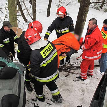 Gro�ny wypadek. Kierowca uratowany z zakleszczonego samochodu