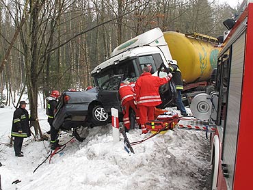 Gro�ny wypadek. Kierowca uratowany z zakleszczonego samochodu