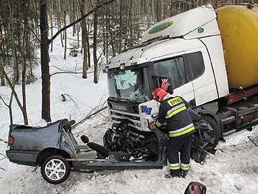 Gro�ny wypadek. Kierowca uratowany z zakleszczonego samochodu