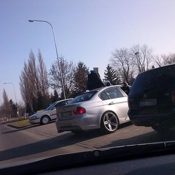 Je�dzi� na dachu BMW i macha� do przechodni�w. Teraz zap�ac� po 1000 z�otych kary