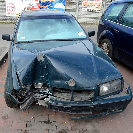 Wrak rozbitego BMW nadal straszy w Mi�dzyzdrojach