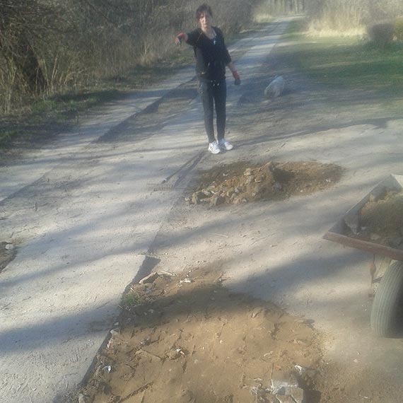 Czytelnik: Za łatanie dziur w Żółcinie wzięła się sama pani Sołtys