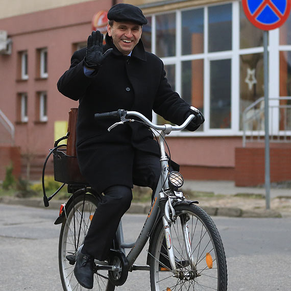 Burmistrz Kamienia Pomorskiego: Do pracy jad� 8-10 minut. Zobacz film!