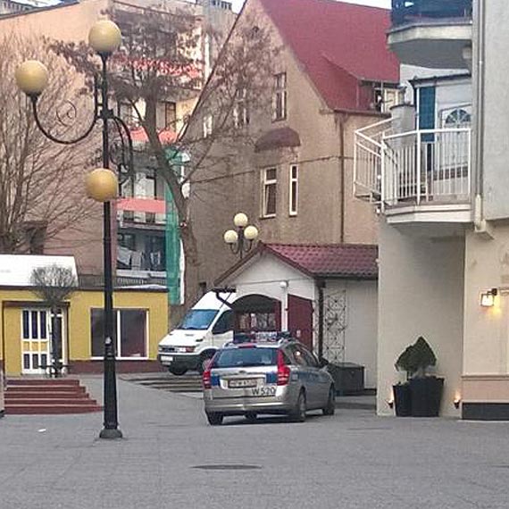 Czytelnik: Czy�by policjanci uderzyli w latarni� uliczn� w Mi�dzyzdrojach?