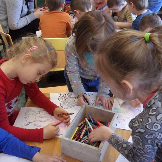 Gumisie i lekcja z żywymi zwierzątkami w bibliotece w Dziwnowie