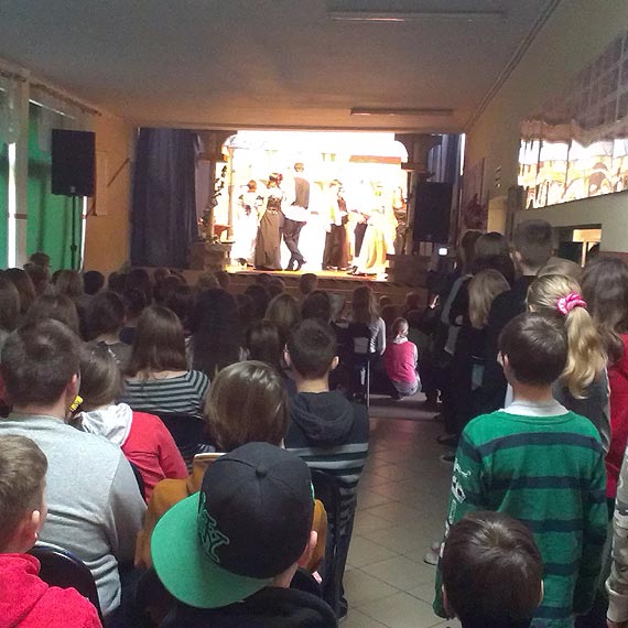 "Czy teatr mo�e ukaza� pot�g� mi�o�ci?"