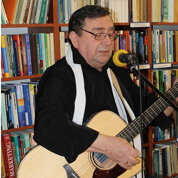 Wiosenny wiecz�r poezji w bibliotece w  Mi�dzyzdrojach