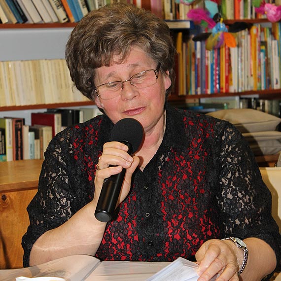 Wiosenny wiecz�r poezji w bibliotece w  Mi�dzyzdrojach