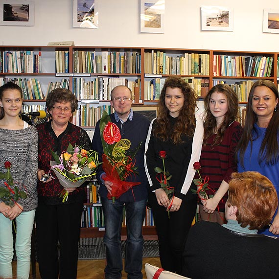 Wiosenny wiecz�r poezji w bibliotece w  Mi�dzyzdrojach