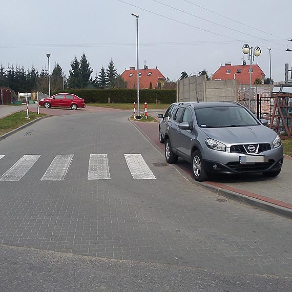 Mistrz parkowania w Kamieniu Pomorskim zaj�� prawie ca�y chodnik i zastawi� przej�cie dla pieszych