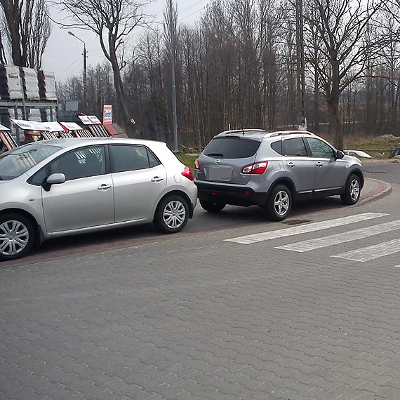 Mistrz parkowania w Kamieniu Pomorskim zajął prawie cały chodnik i zastawił przejście dla pieszych