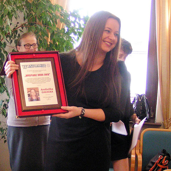 Kwiaty dla And�eliki Ga�eckiej „Wyspiarza Roku 2013”