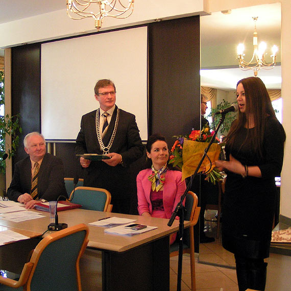 Kwiaty dla And�eliki Ga�eckiej „Wyspiarza Roku 2013”