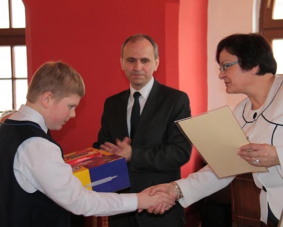 Burmistrz wr�czy� nagrody laureatom konkursu literackiego