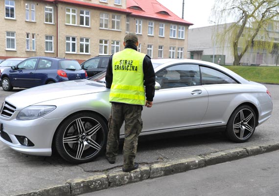 W Kamieniu Pomorskim stra� graniczna zatrzyma�a luksusowego mercedesa