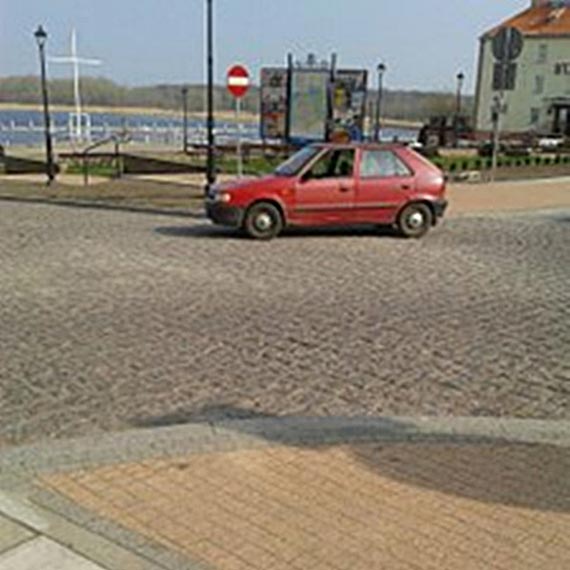 W Kamieniu Pomorskim mistrz parkowania zaparkowa� na skrzy�owaniu