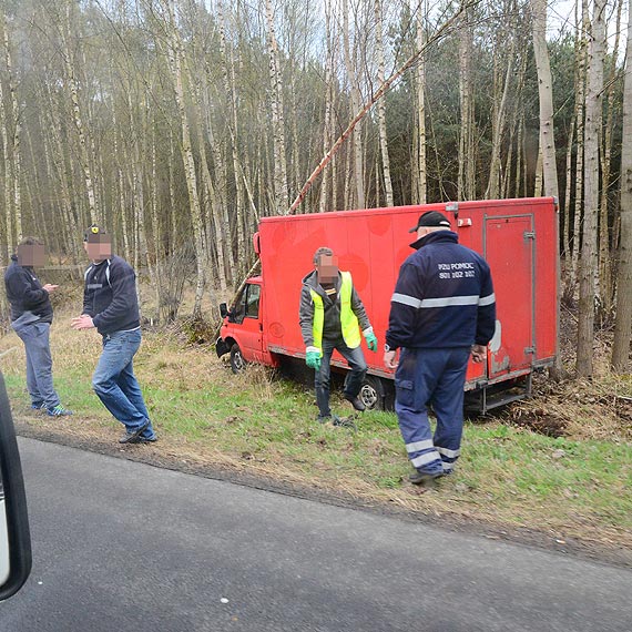 Na krajowej tr�jce kierowca uderzy� w drzewa. Na szcz�cie nikomu nic si� nie sta�o