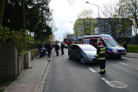 Niemiecki kierowca forda wymusi� pierwsze�stwo? Passat chcia� unikn�� kolizji i wpad� na chodnik potr�caj�c motocyklist�