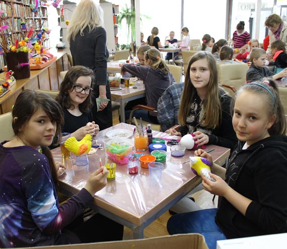 Rodzinne warsztaty plastyczne "Fabryka pisanek" w bibliotece w Mi�dzyzdrojach