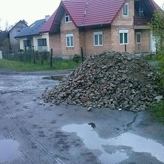 Czytelnik ostrzega: Uwa�ajcie na drodze w Warnowie