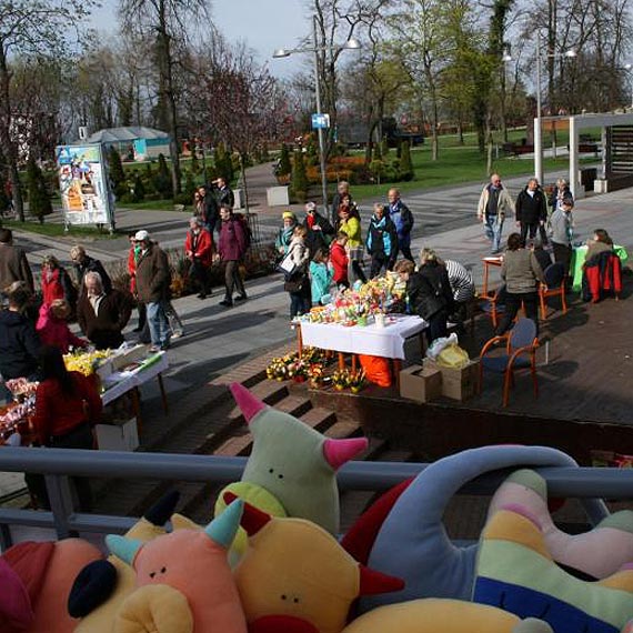 Kiermasz Wielkanocny oraz przedstawienie teatralne pt. "Wiosna na ��ce" w Mi�dzyzdrojach