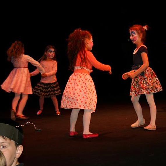 Kiermasz Wielkanocny oraz przedstawienie teatralne pt. "Wiosna na ��ce" w Mi�dzyzdrojach