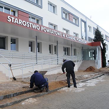 Przeprowadzka opóźnia się. Starosta czeka na meble