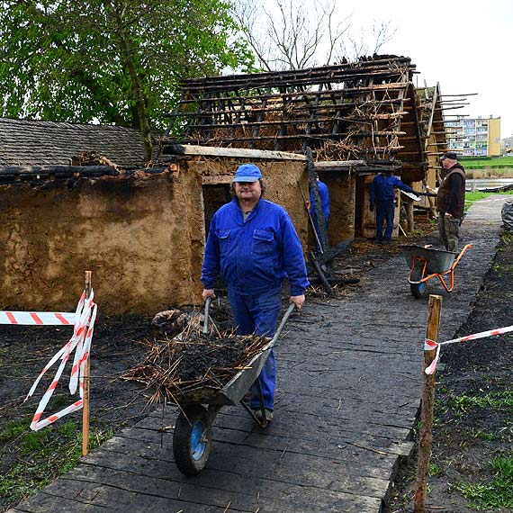 Przyczyny po�aru w skansenie w Wolinie jak dot�d nieznane. Straty oszacowano na 60 tysi�cy z�otych