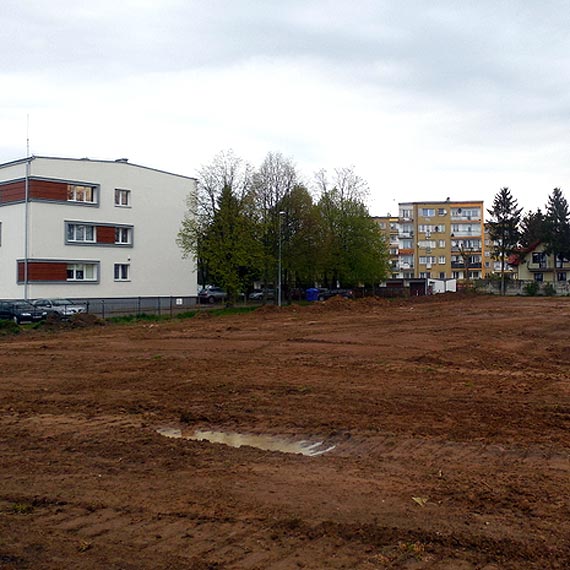 Teren przy budynku starostwa uporządkowany