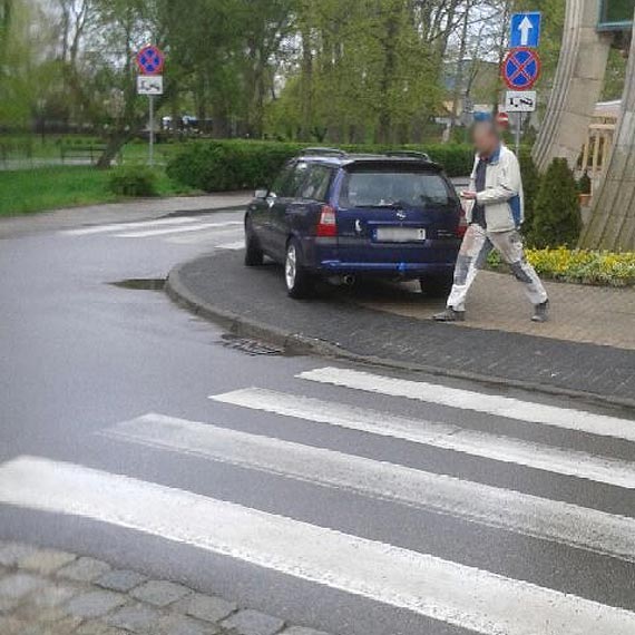 W Mi�dzyzdrojach prawdziwy mistrz parkowania zaj�� ca�y chodnik