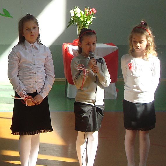Obchody �wi�ta Flagi w Szkole Podstawowej w Wysokiej Kamie�skiej