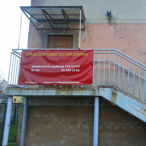 Zlikwidowany Urz�d Pocztowy w �wierznie niszczeje