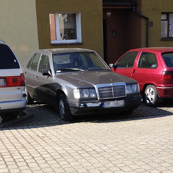 Marcedes zalega na parkingu w Kamieniu Pomorskim
