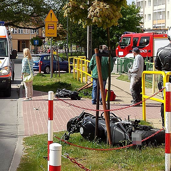 W Mi�dzyzdrojach kierowca samochodu osobowego uderzy� w motocylist�. M�czyzna trafi� do szpitala 