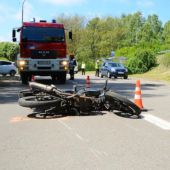 W Świnoujściu motocyklista uderzył w Forda. Mężczyzna trafił do szpitala