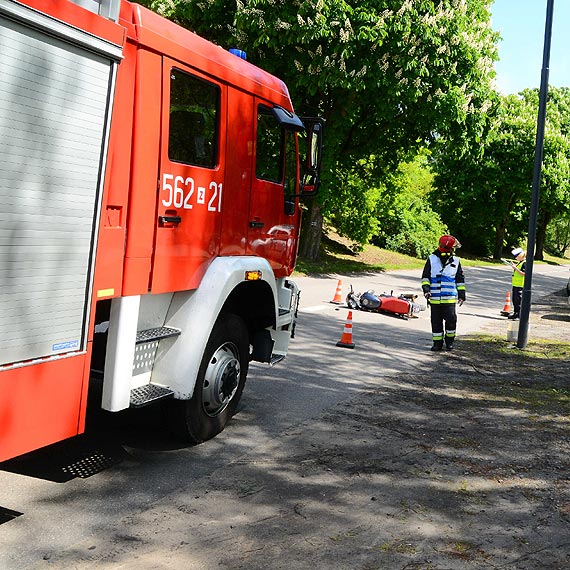 W Świnoujściu motocyklista uderzył w Forda. Mężczyzna trafił do szpitala