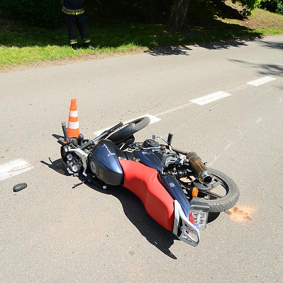 W Świnoujściu motocyklista uderzył w Forda. Mężczyzna trafił do szpitala