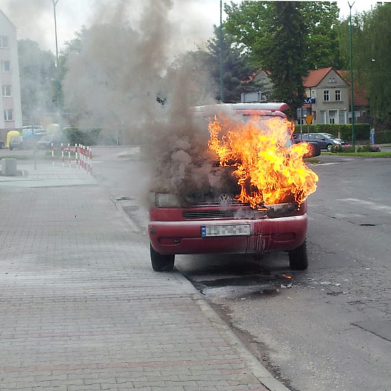Silnik volkswagena zapalił się podczas jazdy. Zobacz film!