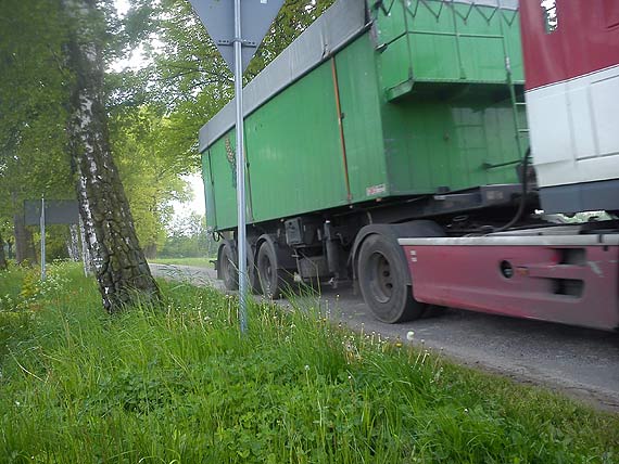 Mieszka�cy skar�� si� na kiszonk� i zaj�ty pas drogowy. Zobacz film!