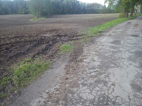 Mieszka�cy skar�� si� na kiszonk� i zaj�ty pas drogowy. Zobacz film!