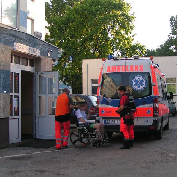 20- latek uderzy w drzewo. By pijany