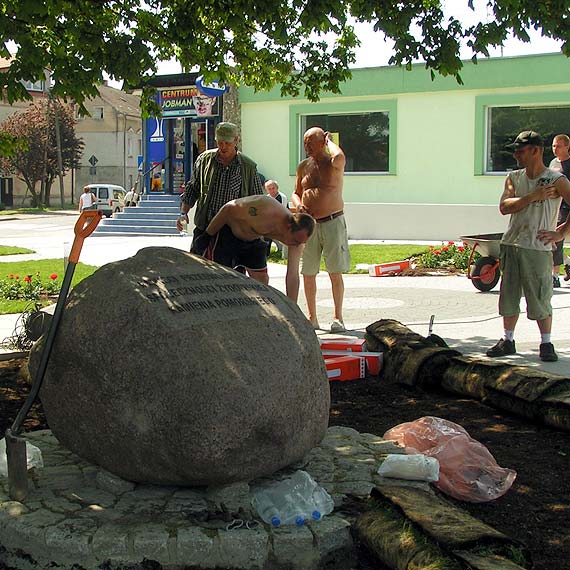 Na nowo urz�dzonych kwietnikach zab�ys�y lampy 