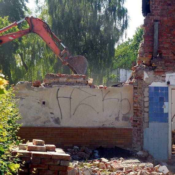 Trwa rozbi�rka budynku na terenie Uzdrowiska w Kamieniu Pomorskim