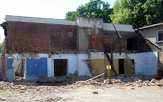 Trwa rozbiórka budynku na terenie Uzdrowiska w Kamieniu Pomorskim