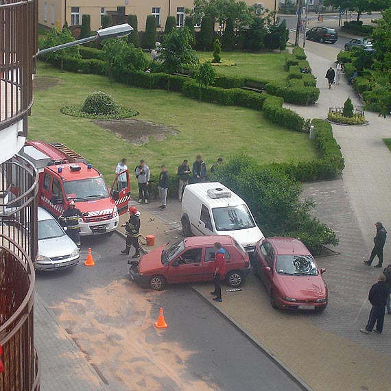 W Mi�dzyzdrojach rozp�dzony kierowca renault uderzy� w forda i fiata. Nie mia� prawa jazdy