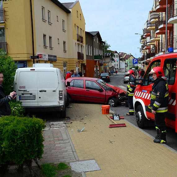 W Międzyzdrojach rozpędzony kierowca renault uderzył w forda i fiata. Nie miał prawa jazdy