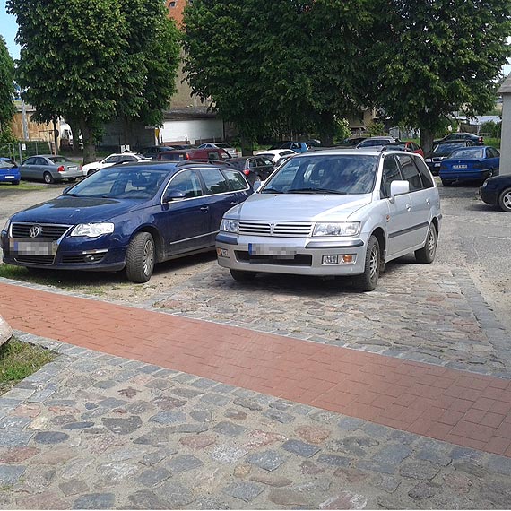 Wolin: Mistrz parkowania zablokowa� drog� dojazdow�